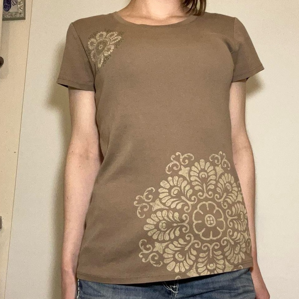 Brown Lucy graphic tee